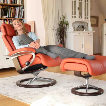 Stressless Sessel Magic Classic mit Lederbezug Paloma henna und Signature Untergestell braun mit Hocker Frau entspannt
