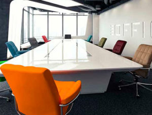 Home Office Stressless Akton Konferenzraum mit bunten Stühlen